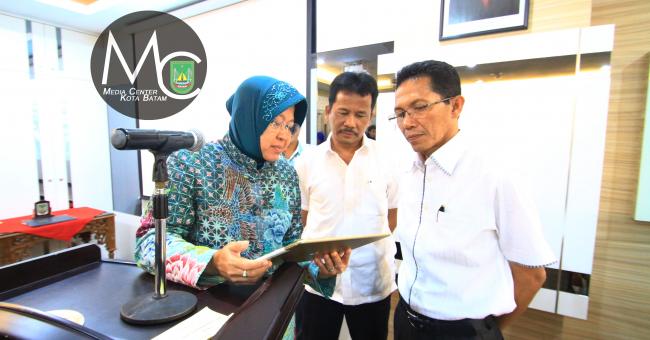 Wako Surabaya Berbagi Tips Pengelolaan Kota Dengan Pejabat Pemko Batam
